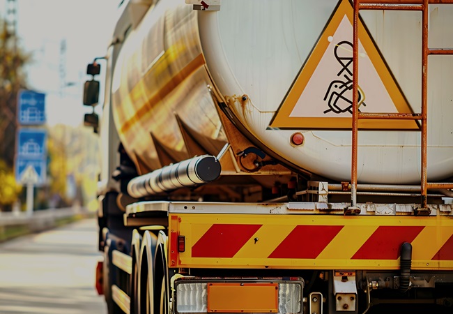 Como deve ser feito o transporte de produtos químicos?